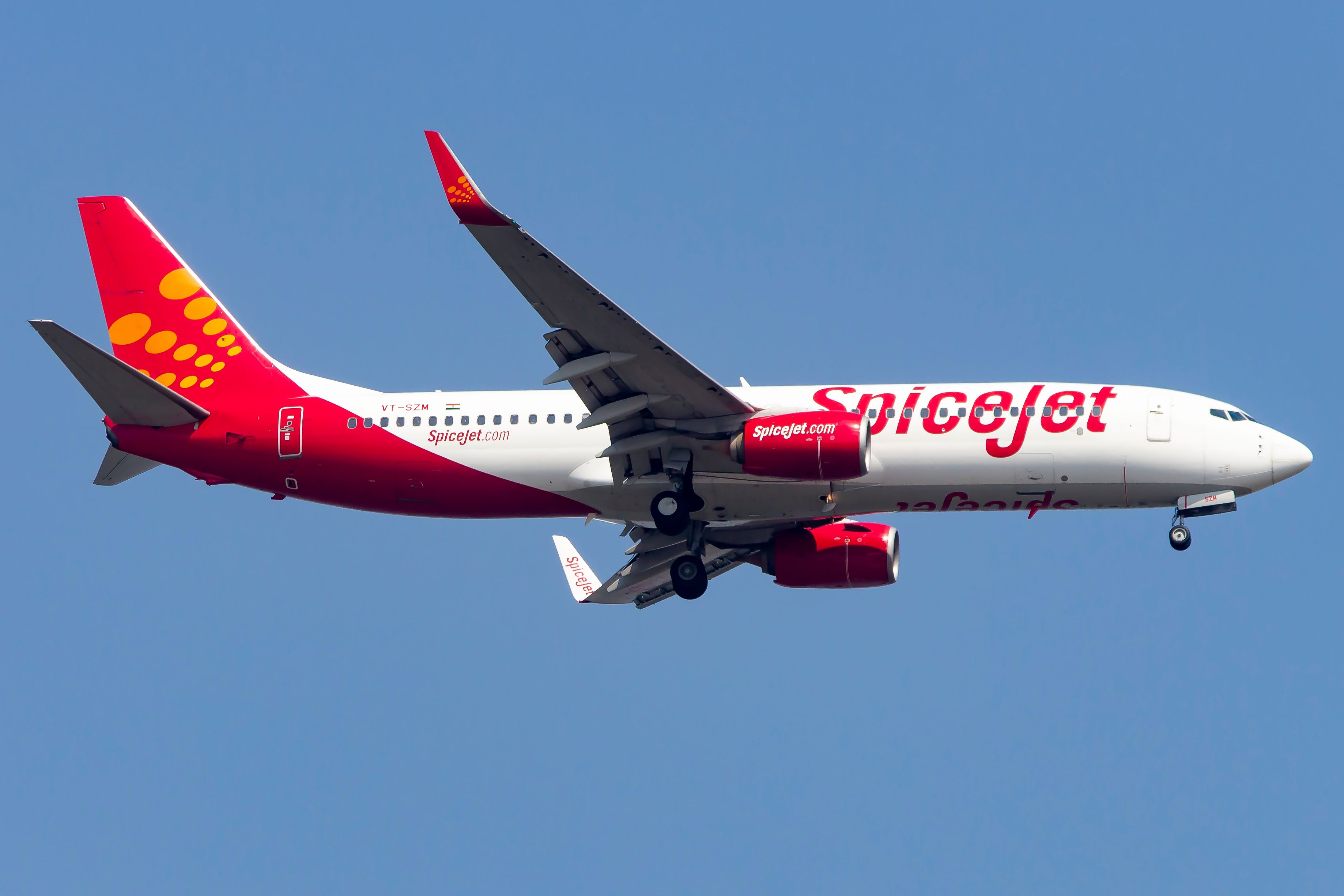 Boeing 737-800 SpiceJet lecący na niebie.