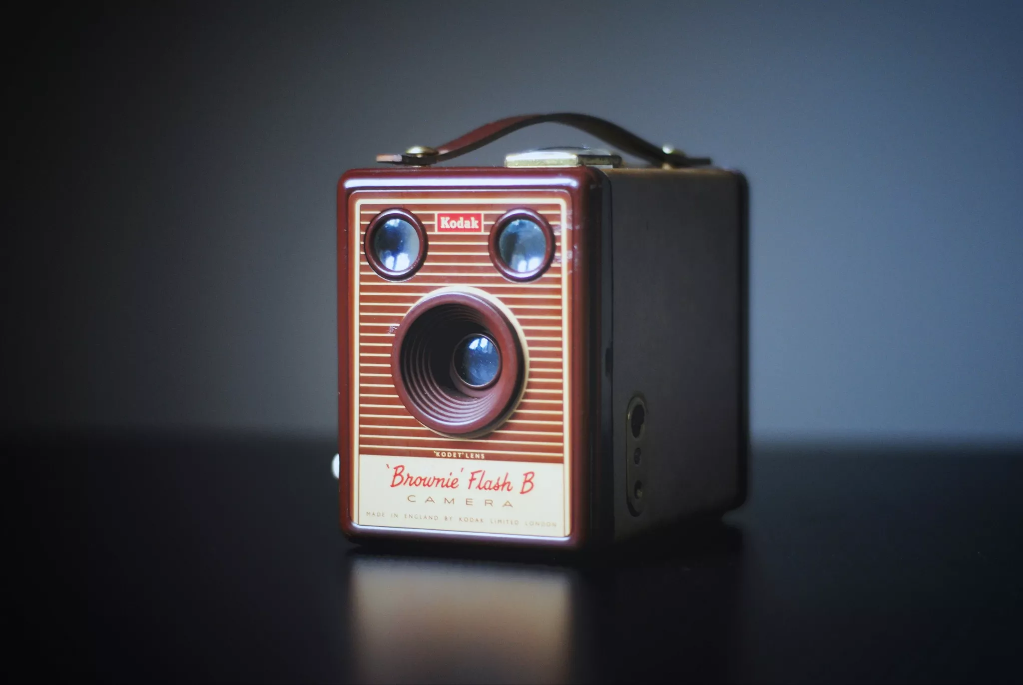 Zdjęcie studyjne starego aparatu filmowego Kodak Box Brownie 