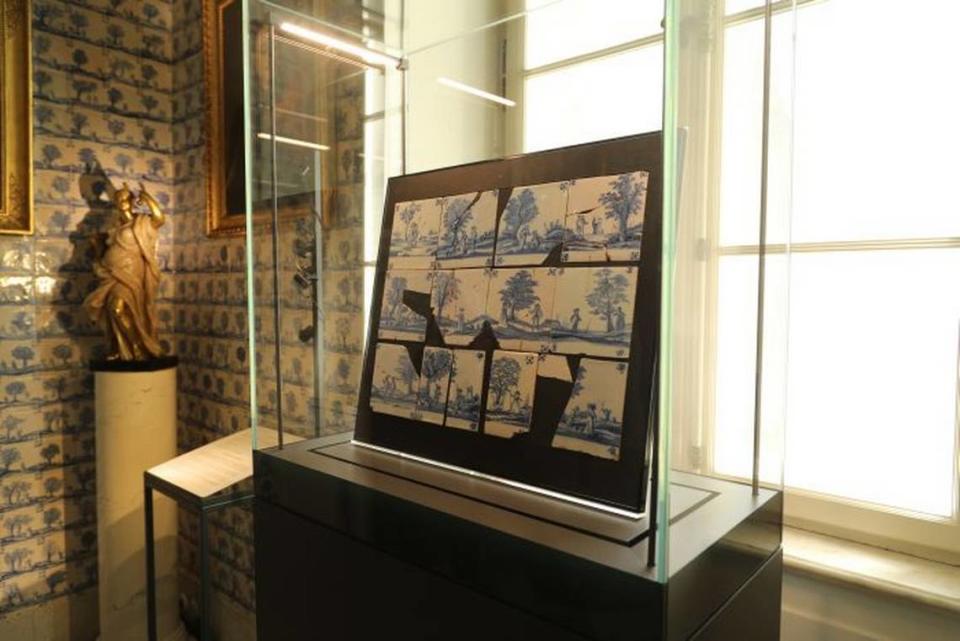 Jak poinformowały władze muzeum, w paczce znaleziono kilkanaście oryginalnych płytek ceramicznych, wykonanych około 1690 roku.