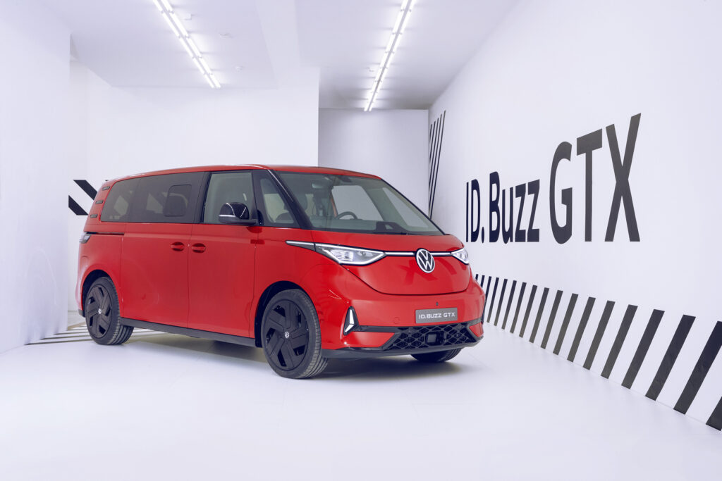 Elektryczny van Volkswagen ID Buzz GTX w kolorze czerwonym.
