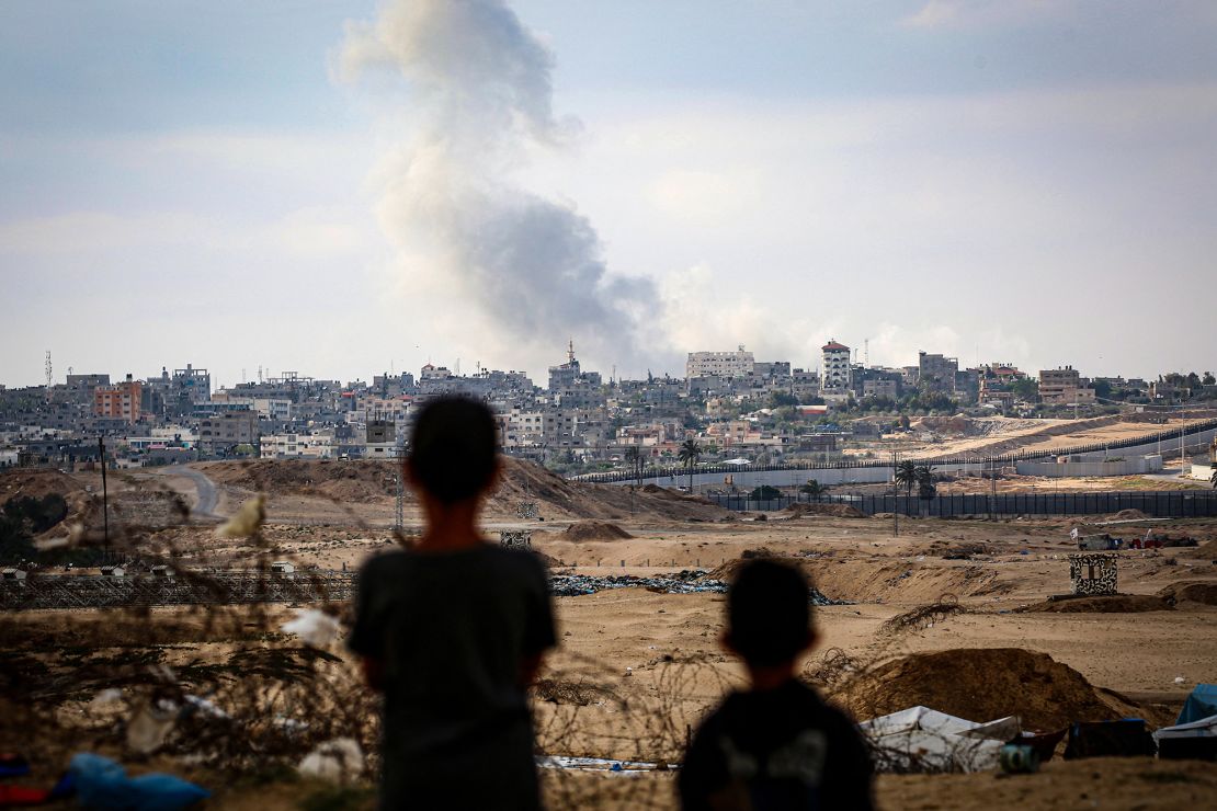 Chłopcy obserwują kłęby dymu podczas izraelskich strajków na wschód od Rafah, w południowej Strefie Gazy, w poniedziałek.