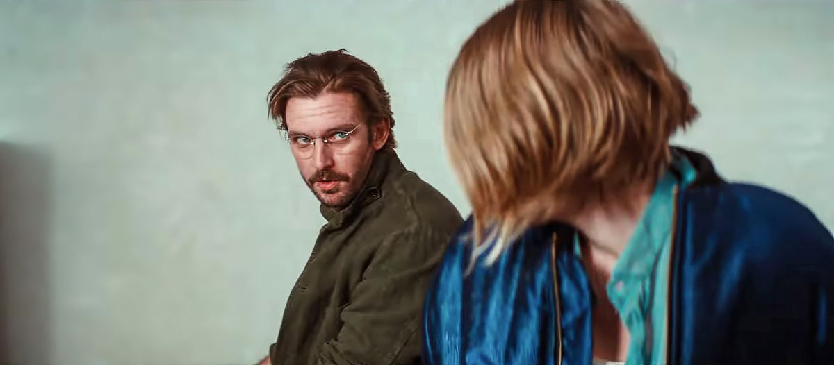 Pan König (Dan Stevens, w płaszczu khaki i okularach w drucianych oprawkach) spogląda przez ramię na 17-letnią Gretchen (Hunter Schafer) w Kukułce Tilmana Singera