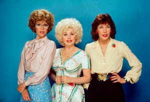 Jane Fonda (jako „Judy Bernly”), Dolly Parton (jako „Doralee Rhodes”) i Lily Tomlin (jako „Violet Newstead”) w filmie „Od 9 do 17”. 