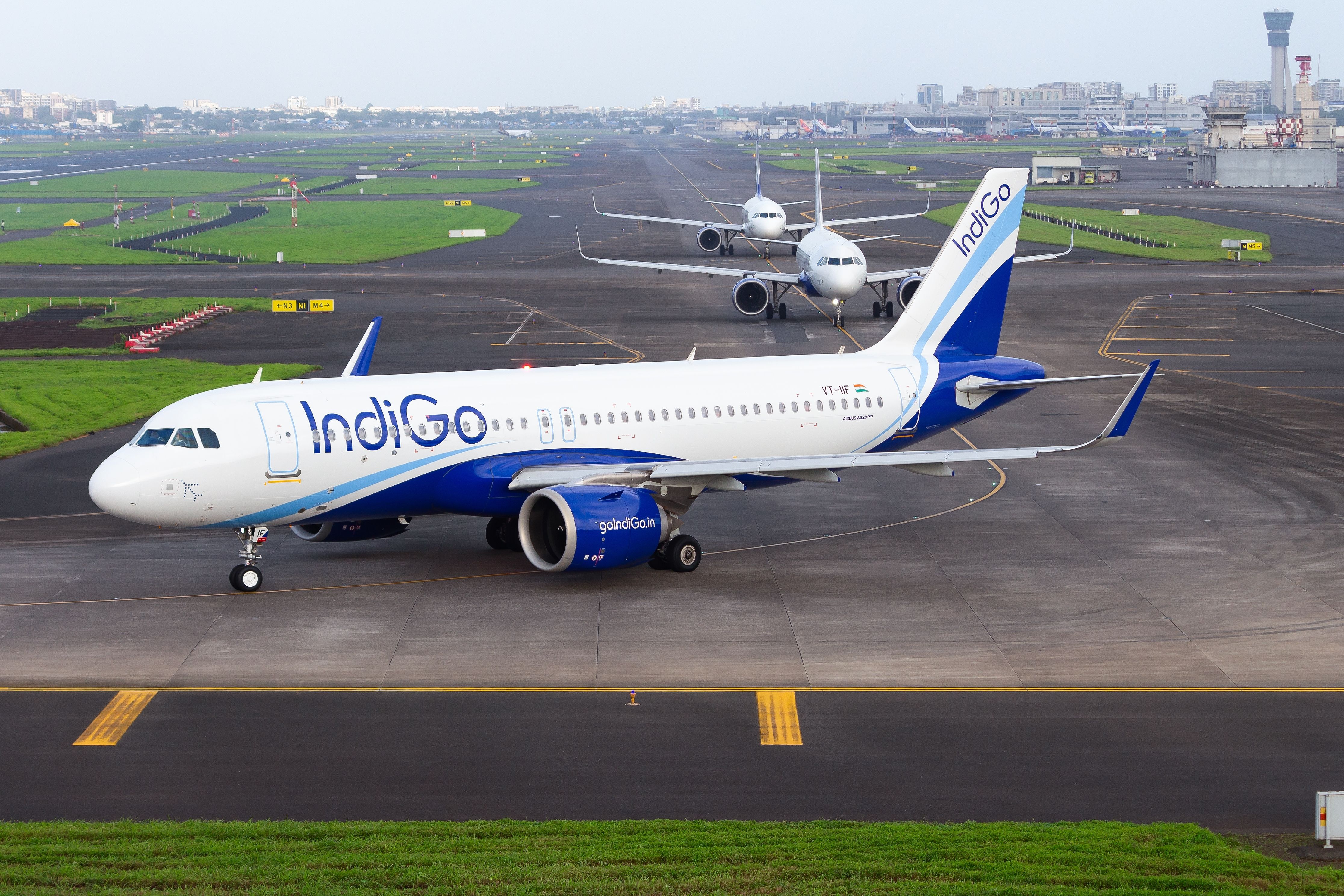 IndiGo Airbus A320neo na międzynarodowym lotnisku w Bombaju BOM