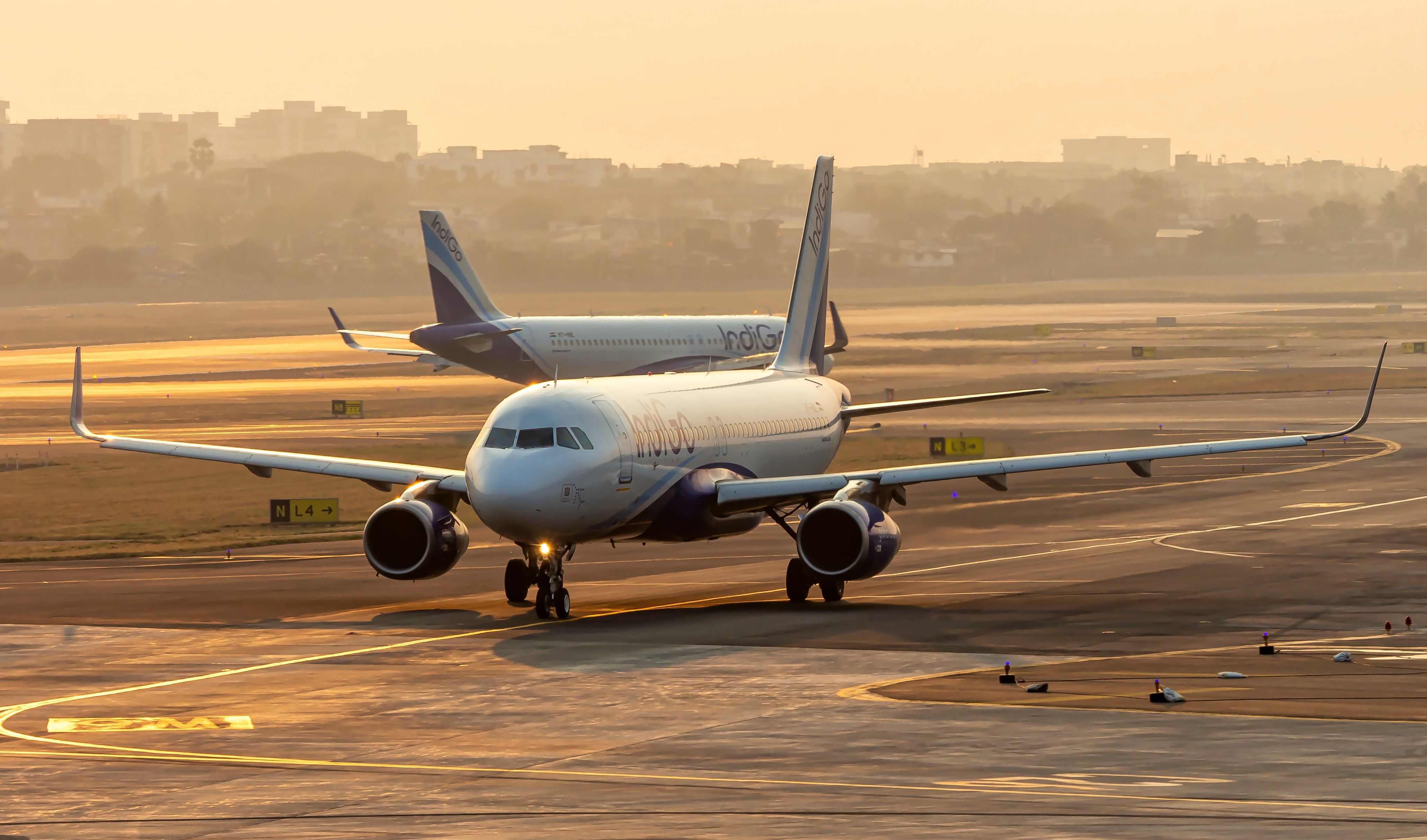 Samolot IndiGo Airbus A320 kołujący do pasa startowego.