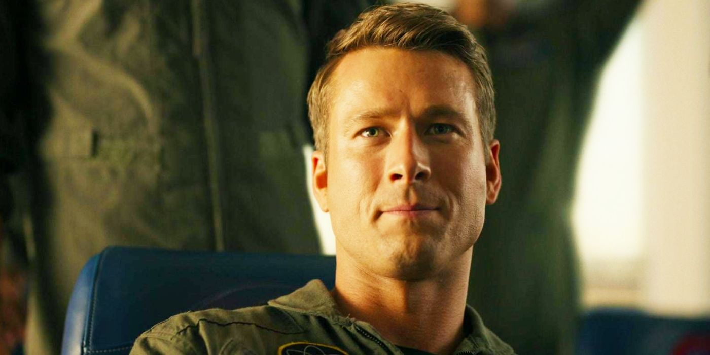 Glen Powell w roli Wisielca patrzy bez wyrazu w scenie z filmu Top Gun: Maverick.