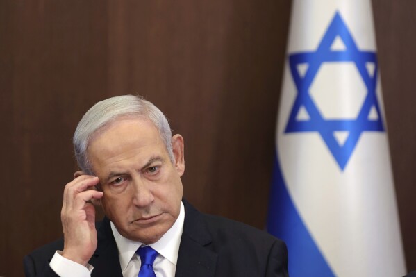 PLIK – Premier Izraela Benjamin Netanjahu uczestniczy w cotygodniowym posiedzeniu gabinetu w gabinecie premiera w Jerozolimie, 25 czerwca 2023 r. (Abir Sultan/Pool Photo via AP, plik)