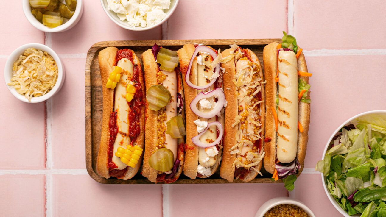 Rząd pięciu hot dogów z różnymi przyprawami