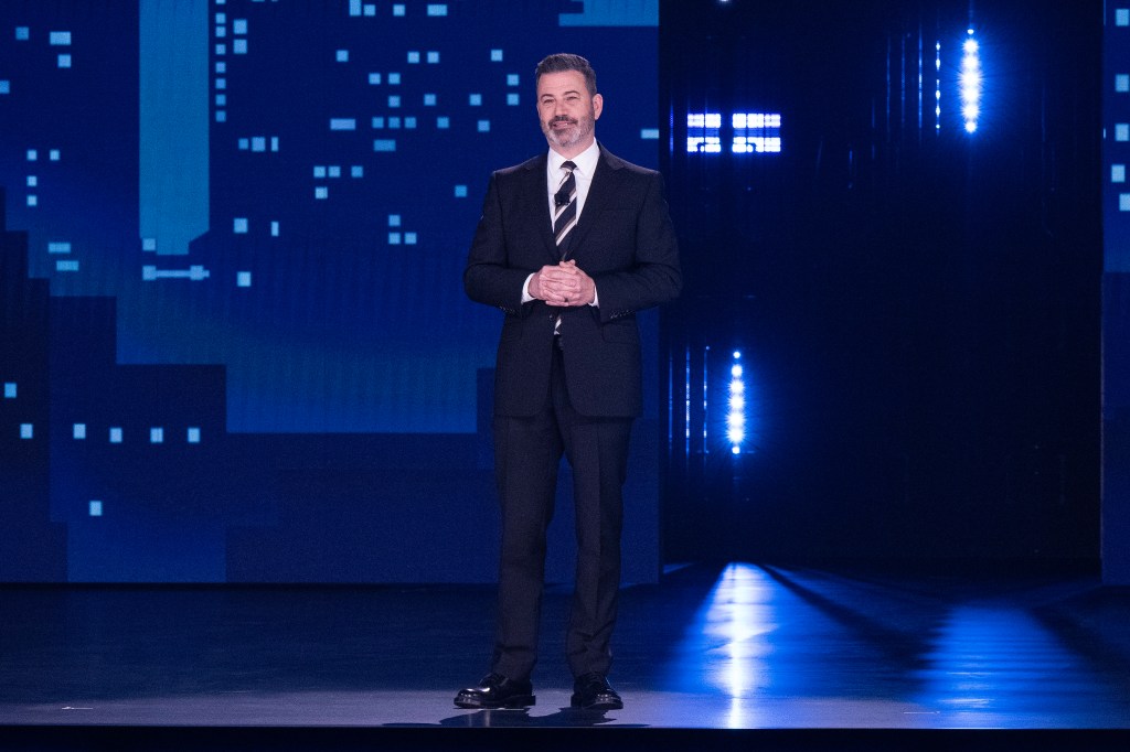 Jimmy Kimmel celuje w Boba Igera, złotą kawalerkę w Disney Upfront