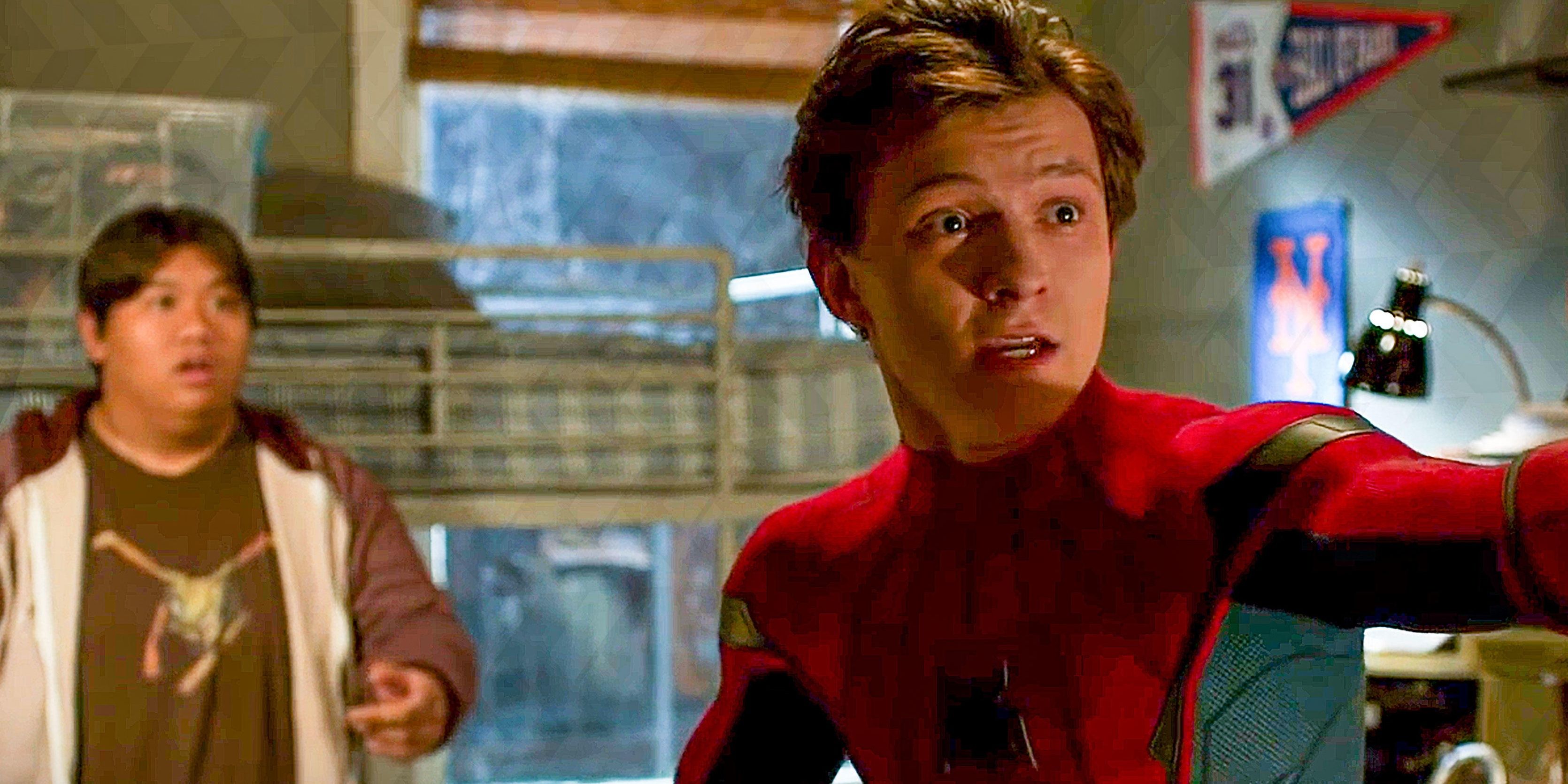 Tom Holland jako Peter Parker w Spiderman-Homecoming w swoim pokoju ze swoim przyjacielem Nedem