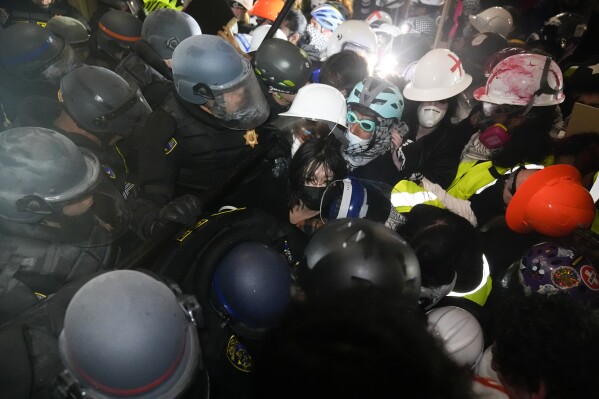 Policja starła się z propalestyńskimi demonstrantami w obozowisku na terenie kampusu UCLA, czwartek, 2 maja 2024 r., w Los Angeles.  (AP Photo/Jae C. Hong)