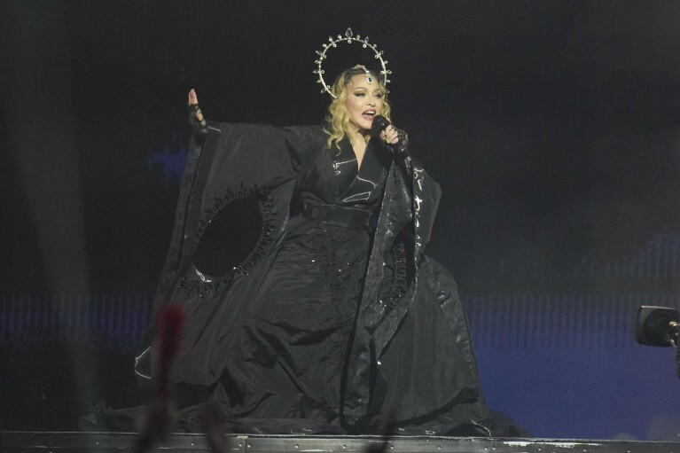 Madonna występuje podczas finałowego występu w ramach trasy The Celebration Tour na plaży Copacabana w Rio de Janeiro w Brazylii, sobota, 4 maja 2024 r. (AP Photo/Silvia Izquierdo)