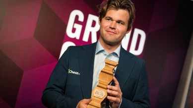 Magnus Carlsen z trofeum po wygranej w niedzielę w Superbet Rapid & Blitz Poland 2024.  (Zdjęcie dzięki uprzejmości Grand Chess Tour/Lennart Ootes)