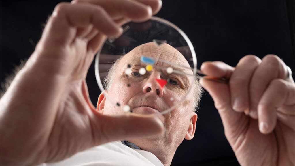 starsi biali badacze płci męskiej analizujący próbki tworzyw sztucznych na szalce Petriego
