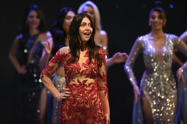 Uczestniczka Alejandra Rodriguez bierze udział w wyborach Miss Universe Argentina, które odbywają się w Buenos Aires w Argentynie, sobota, 25 maja 2024 r. 60-letnia prawniczka ma nadzieję przejść do historii, stając się najstarszą uczestniczką Miss Universe.  (AP Photo/Gustavo Garello)