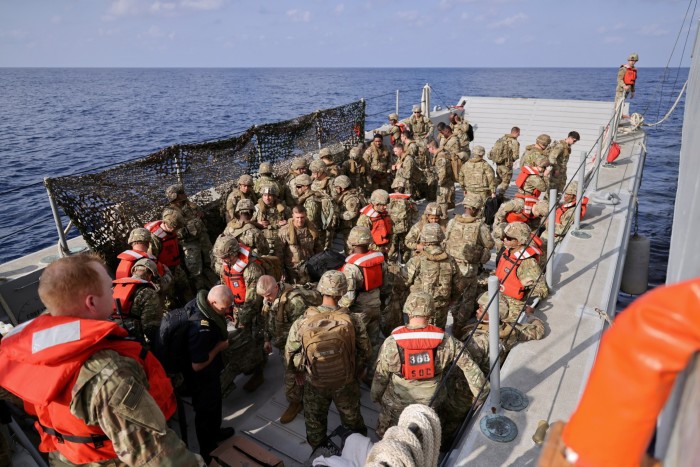 Personel wojskowy schodzący na ląd z zatoki RFA Cardigan Bay