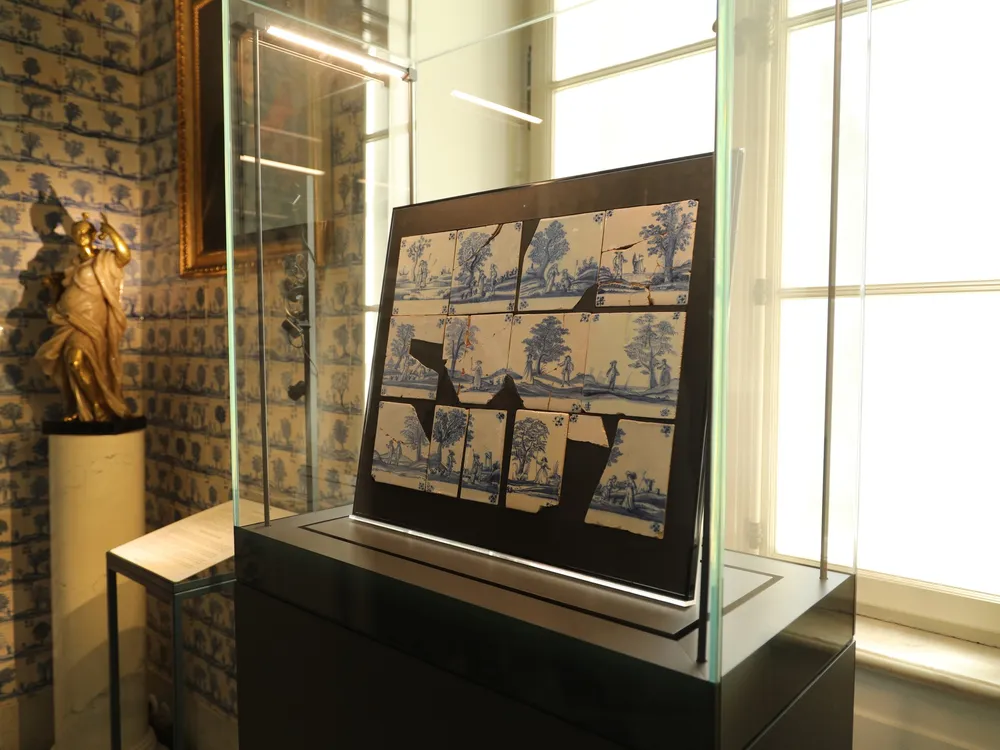 Польский музей получил по почте таинственную посылку с пропавшими плитками 17-го века