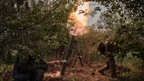 Kostiantyn Liberov/Libkos/Getty Images Żołnierze brygady szturmowej bronią linii frontu, która przechodzi przez ukraińskie miasto graniczne Wowczańsk, w rejonie czuhujowskim, obwód charkowski