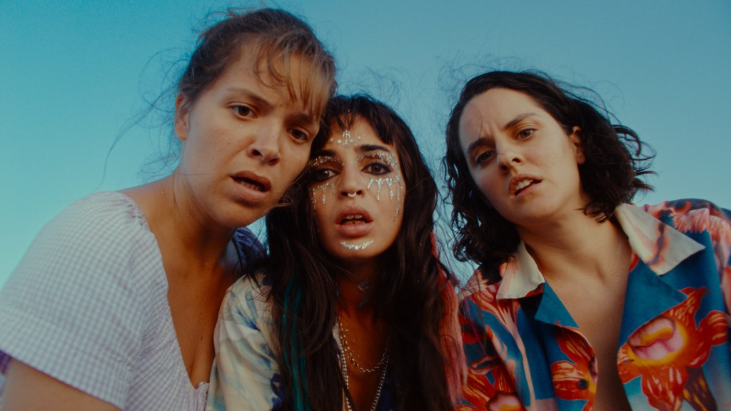 Souheila Yacoub, Sanda Codreanu i Noémie Merlant w filmie Balconettes