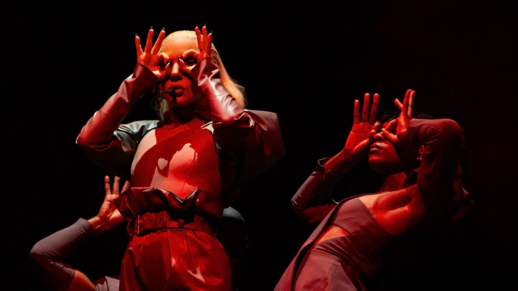 Lady Gaga zakrywa oczy dłońmi podczas koncertu Chromatica.