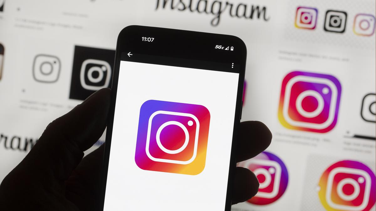 Jak korzystać z naklejki „Odkryj” na Instagramie