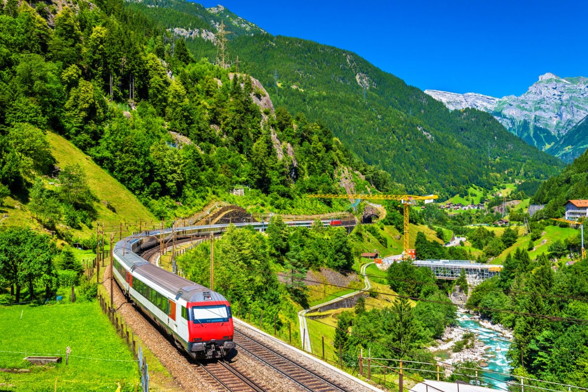 Pociąg międzymiastowy na linii Gotthard w Szwajcarii