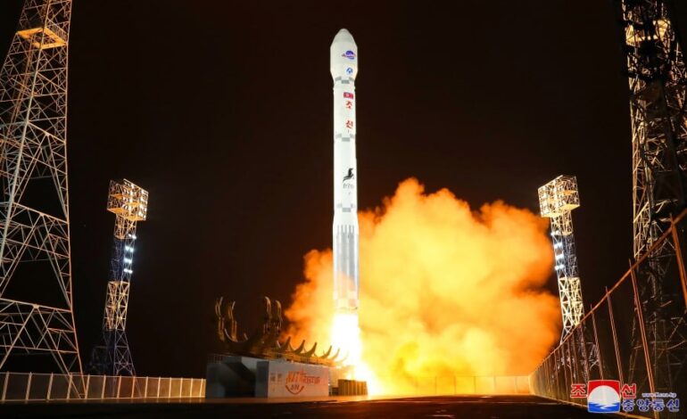 Wystrzelenie satelity wojskowego Korei Północnej nie powiodło się po eksplozji rakiety