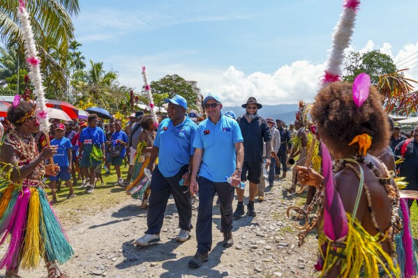 Na tym zdjęciu dostarczonym przez biuro premiera Australii australijski premier Anthony Albanese (centroprawicowy) spaceruje z premierem Papui-Nowej Gwinei Jamesem Marape, gdy rozpoczynają wędrówkę szlakiem Kokoda w wiosce Kokoda w Papui-Nowej Gwinei, wtorek, 23 kwietnia , 2024. Premierzy rozpoczęli we wtorek trekking w górzyste wnętrze tego wyspiarskiego kraju na południowym Pacyfiku, aby upamiętnić kluczową kampanię II wojny światowej i podkreślić swój obecny sojusz w zakresie bezpieczeństwa, który jest kwestionowany przez rosnące wpływy regionalne Chin.  (Kancelaria Premiera za pośrednictwem AP)