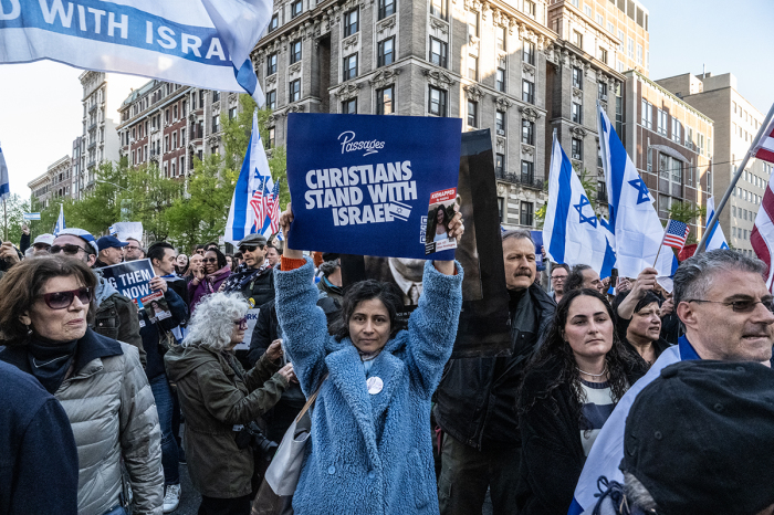 Zwolennicy Izraela, w tym chrześcijańscy ewangelicy, biorą udział w marszu Zjednoczonych dla Izraela przed Uniwersytetem Columbia w dniu 25 kwietnia 2024 r. w Nowym Jorku. 