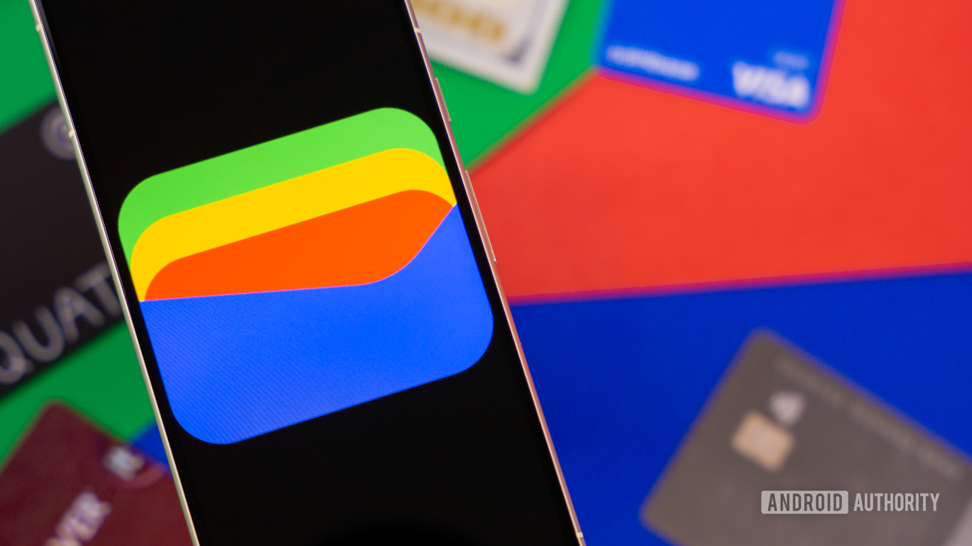 Logo Portfela Google na smartfonie obok kart kredytowych i gotówki Zdjęcie 3