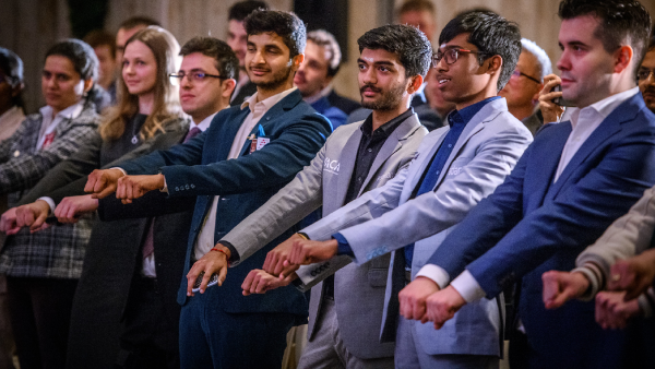 Kandydaci szachowi 2024: R. Praggnanandhaa z Indii, D. Gukesh, Vidit Santosh Gujrathi.  Koneru Humpy na ceremonii otwarcia wraz z innymi graczami.  (FOTO: FIDE/Michał Walusza)