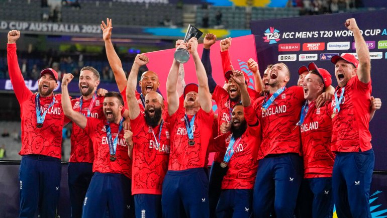 Angielscy krykieciści świętują Mistrzostwa Świata w 2022 roku