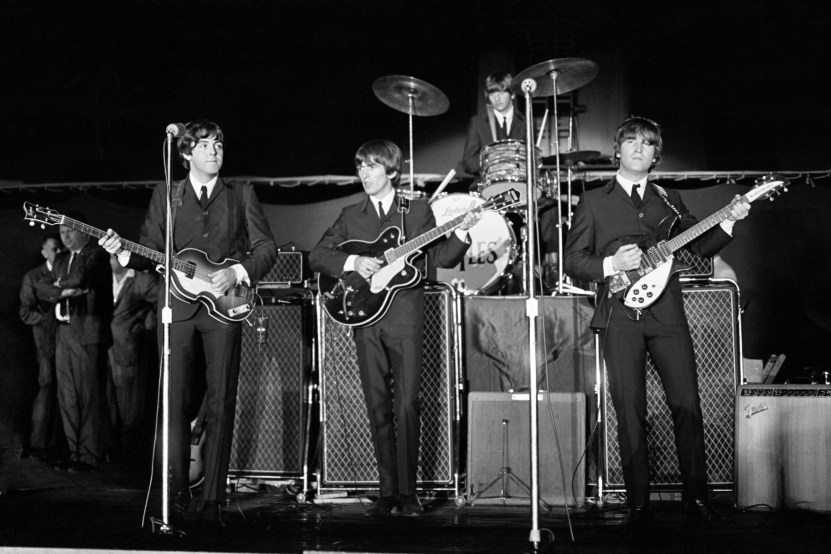 The Beatles występujący na scenie na stadionie tenisowym Forest Hills w Nowym Jorku podczas tournée po USA.  28 sierpnia 1964. Od lewej do prawej: Paul McCartney, George Harrison, Ringo Starr i John Lennon.  (Zdjęcie: Daily Mirror/Daily Mirror/Mirrorpix za pośrednictwem Getty Images)