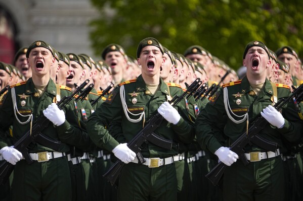 Rosyjscy żołnierze maszerują podczas parady wojskowej z okazji Dnia Zwycięstwa w Moskwie, Rosja, czwartek, 9 maja 2024 r., z okazji 79. rocznicy zakończenia II wojny światowej.  (AP Photo/Aleksander Zemlianichenko)