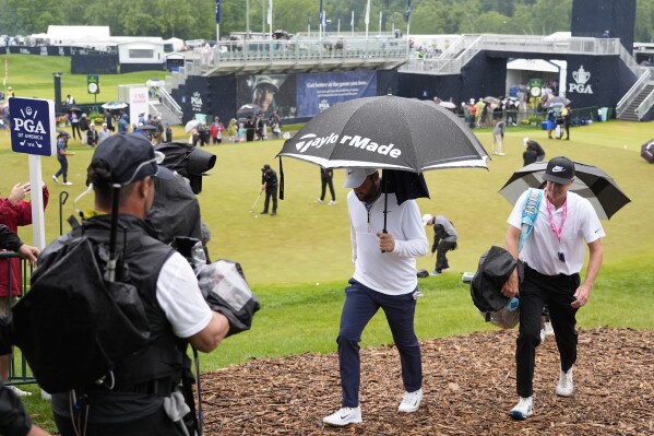 Scottie Scheffler podchodzi do tee drugiej rundy turnieju golfowego PGA Championship w Valhalla Golf Club, piątek, 17 maja 2024 r. w Louisville, Kentucky (AP Photo/Matt York)