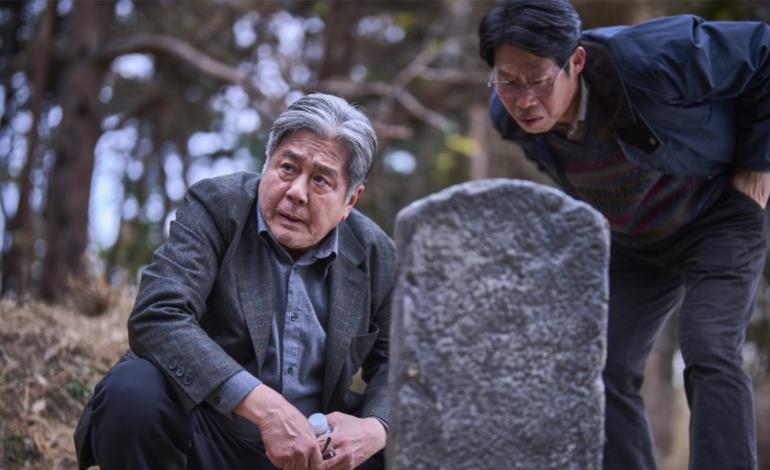 Recenzja filmu „Exhuma”: Stylowy koreański horror odkrywa okultyzm w dwóch częściach