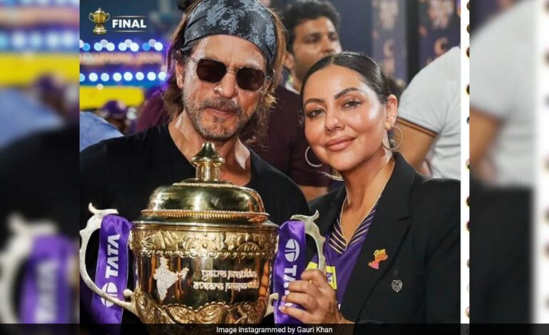 Shah Rukh Khan i Gauri Khan pozują z trofeum IPL po zwycięstwie KKR
