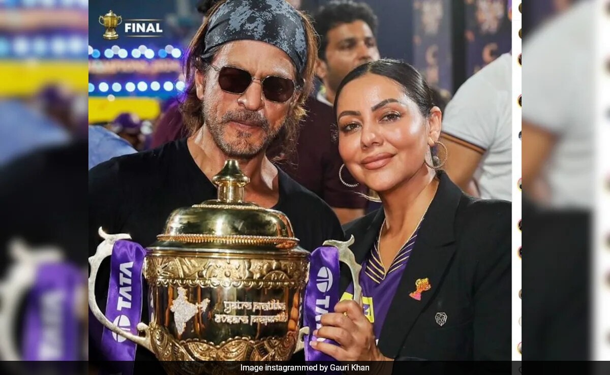Szalony wirus: Shah Rukh Khan i Gauri Khan pozują z trofeum IPL po zwycięstwie KKR