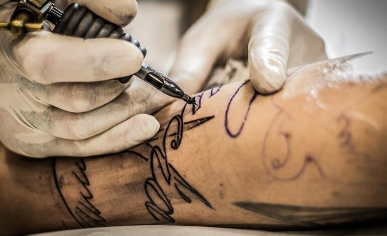 Lubisz się tatuować?  Uważaj, lekarze ostrzegają, że używany atrament i igły mogą zwiększać ryzyko zachorowania na zapalenie wątroby, HIV i raka