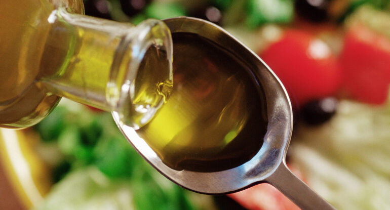 Łyżka oliwy z oliwek dziennie może zmniejszyć ryzyko śmierci spowodowanej demencją o 28%: ScienceAlert