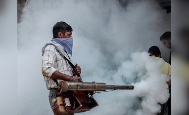 Pracownik Miejskiej Korporacji Delhi (MCD) przeprowadza fumigację w pobliżu szpitala Hindu Rao w New Delhi.  Zdjęcie: PTI