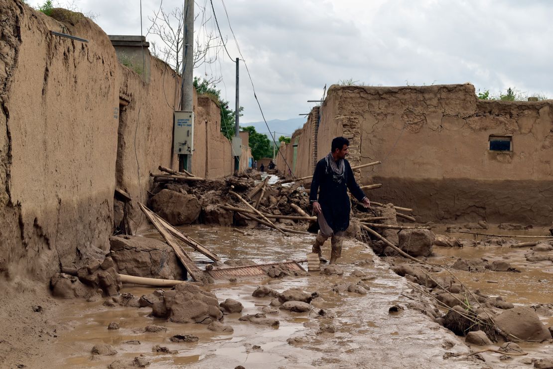 Afgańczyk spaceruje w pobliżu swojego zniszczonego domu po wielkiej powodzi w prowincji Baghlan w sobotę.
