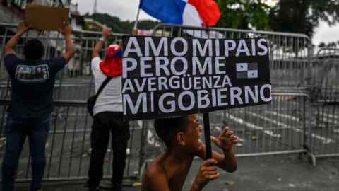 Protestujący w Panamie trzyma tabliczkę z napisem: „Kocham mój kraj, ale wstydzę się mojego rządu”