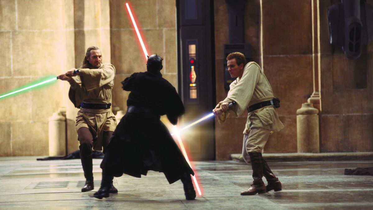 Qui-Gon Jinn i Obi-Wan Kenobi walczą z Darthem Maulem w „Mrocznym widmie”.