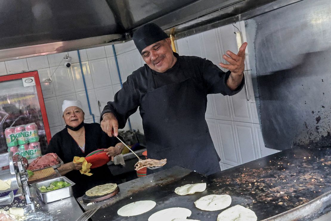 Szef kuchni Arturo Rivera Martinez przygotowuje tacos w restauracji Taquería El Califa de León w Meksyku 15 maja.