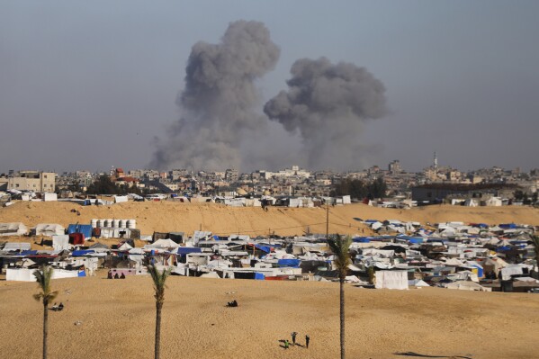 Dym unosi się po izraelskim nalocie na wschód od Rafah, Strefa Gazy, poniedziałek, 6 maja 2024 r. (AP Photo/Ismael Abu Dayyah)
