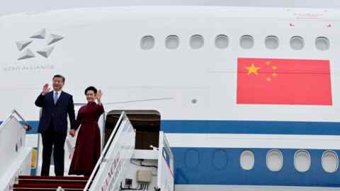 Prezydent Chin Xi Jinping i jego żona Peng Liyuan machają z samolotu podczas przylotu do Paryża z oficjalną dwudniową wizytą państwową we Francji