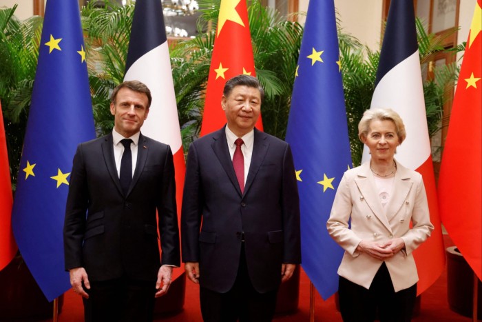 Emmanuel Macron, Xi Jinping i Ursula von der Leyen stojący przed flagami Chin, Francji i UE