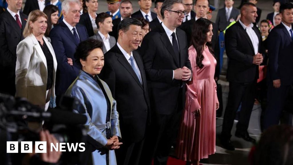 Chiński Xi Jinping zostaje powitany na czerwonym dywanie w Serbii