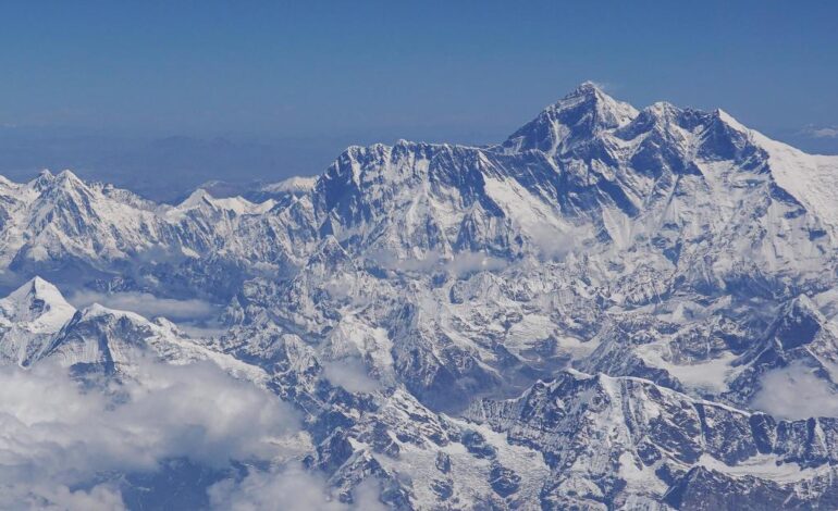 Dwóch wspinaczy zginęło na Mount Everest, trzech wciąż zaginęło na najwyższej górze świata: „To smutny dzień”